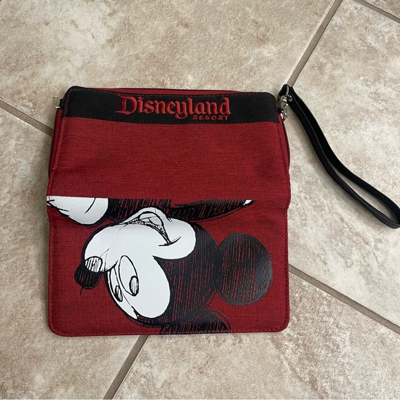 ❤️DISNEYLAND RESORT MICKEY MOUSE WRISTLET WALLET❤️ - Picture 7 of 9